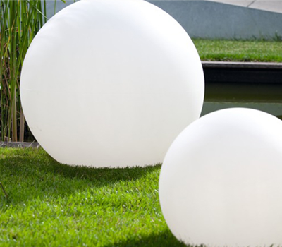 Rasen und Pflanzen düngen